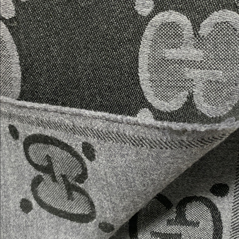 🔥🔥🔥 AUTHENTIC GUCCI - GG Black/Grey Wool Scarf - Picture 3 of 11